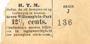 Plaatsbewijs van 12,5 cent voor de verbinding Beurs - Willemsplein - Park. De afmetingen zijn ten opzichte van vroegere kaartjes kleiner. Het traject wordt nog wel vermeld. De opmaak van de latere standaardkaartjes valt reeds te herkennen.