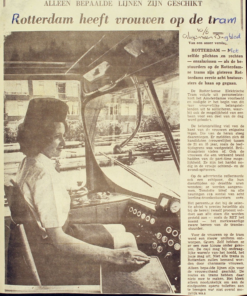 19700610 Vrouwen op tram. (AD)