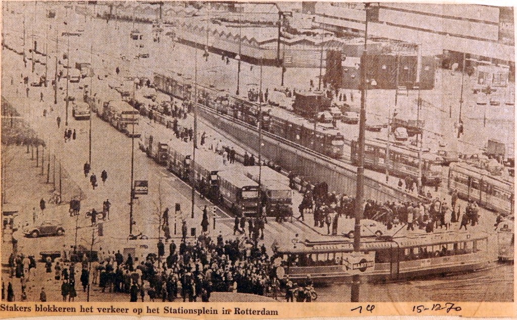 19701215 Stakers blokkeren verkeer Stationsplein