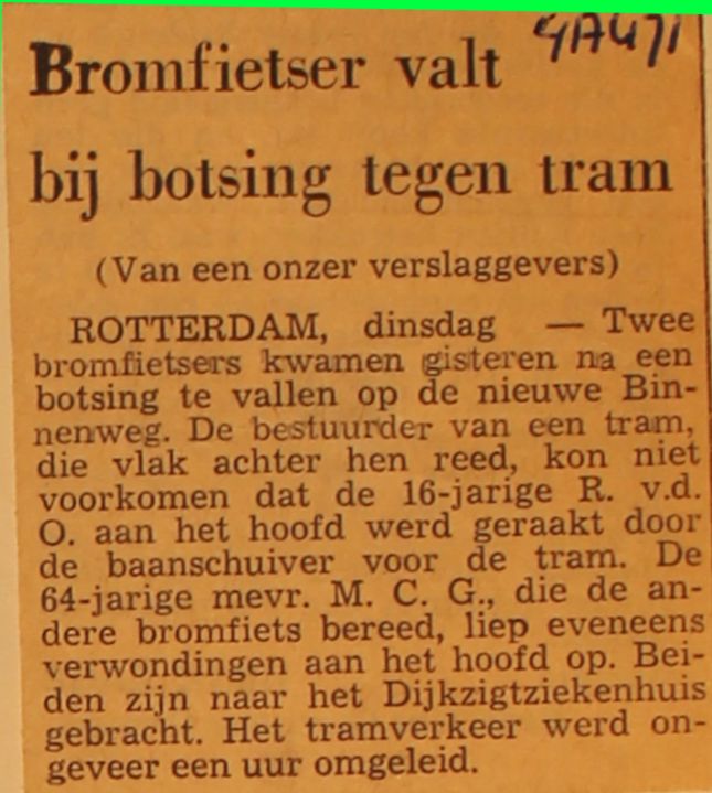 19710804 Bromfietser tegen tram.
