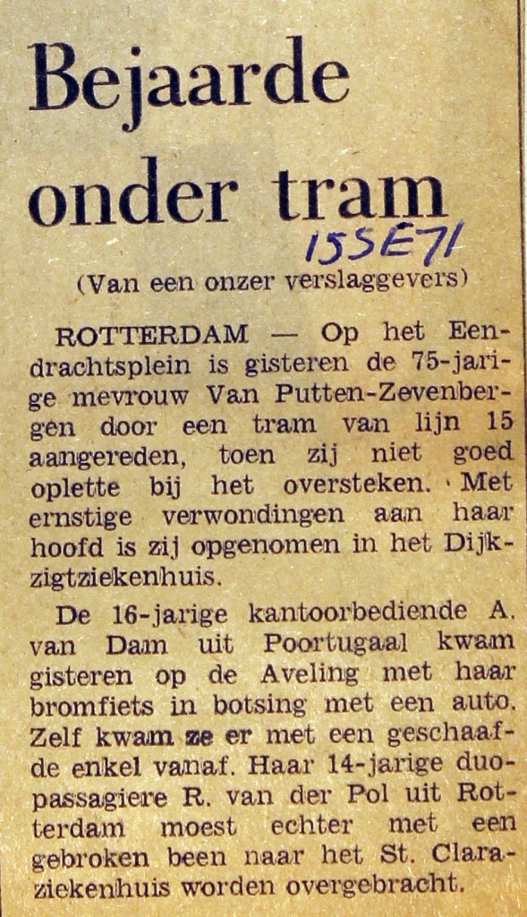 19710915 Bejaarde onder tram.
