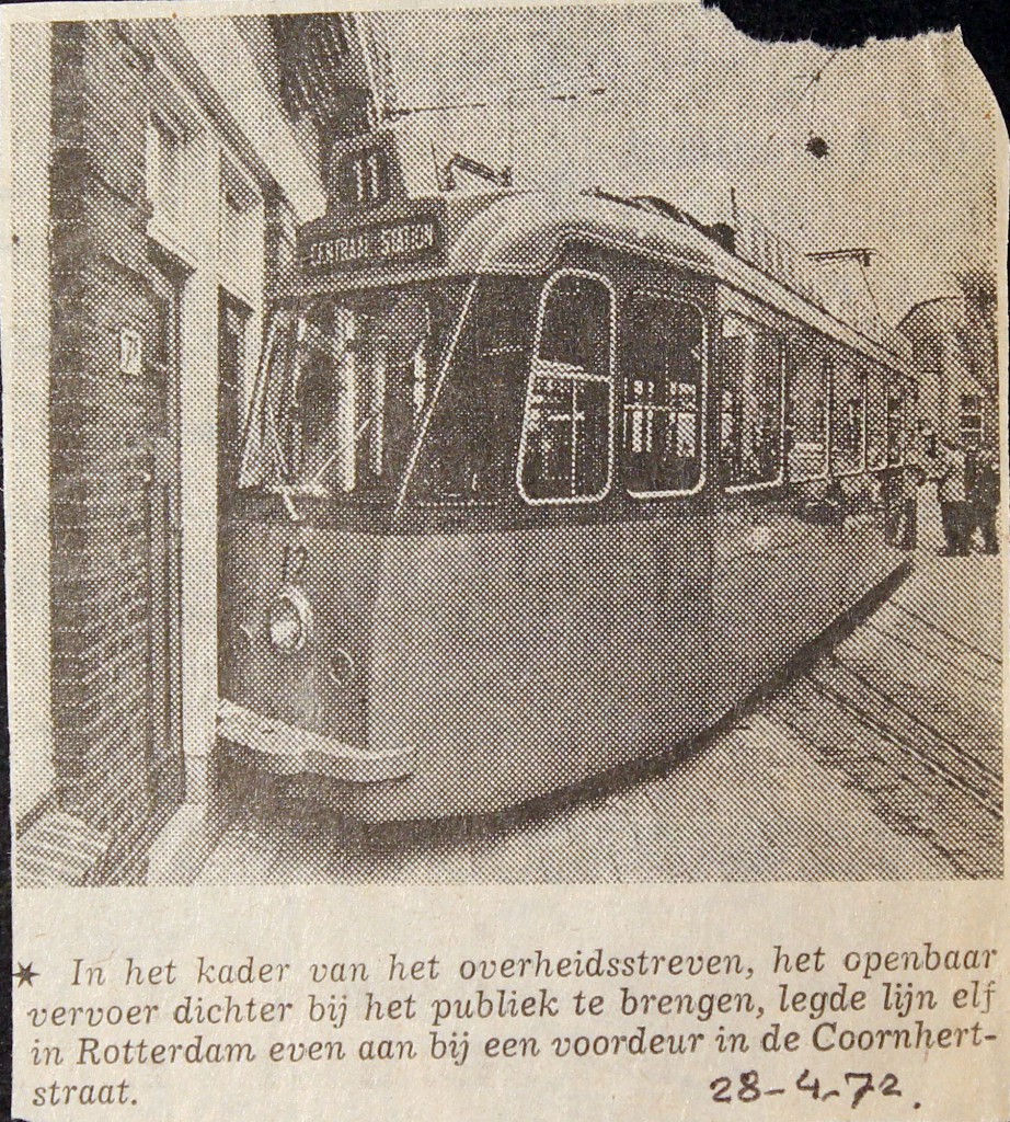 19720428 Tram tot de voordeur.