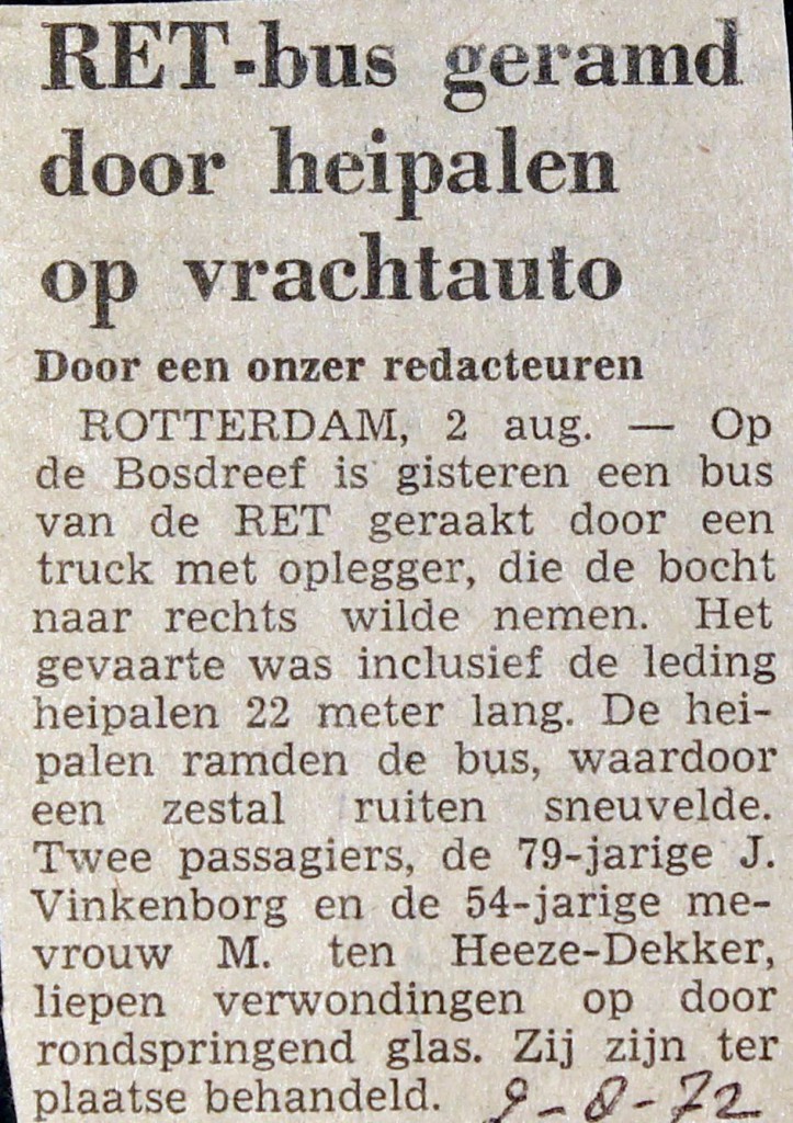 19720802 Bus geramd door heipalen.