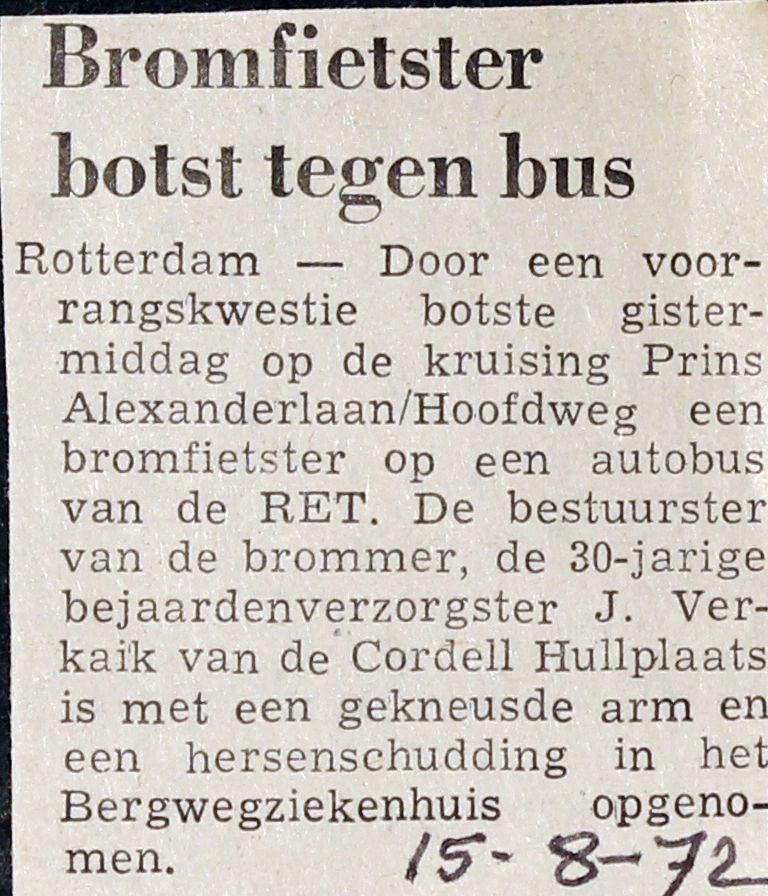 19720815 Bromfietser tegen bus.