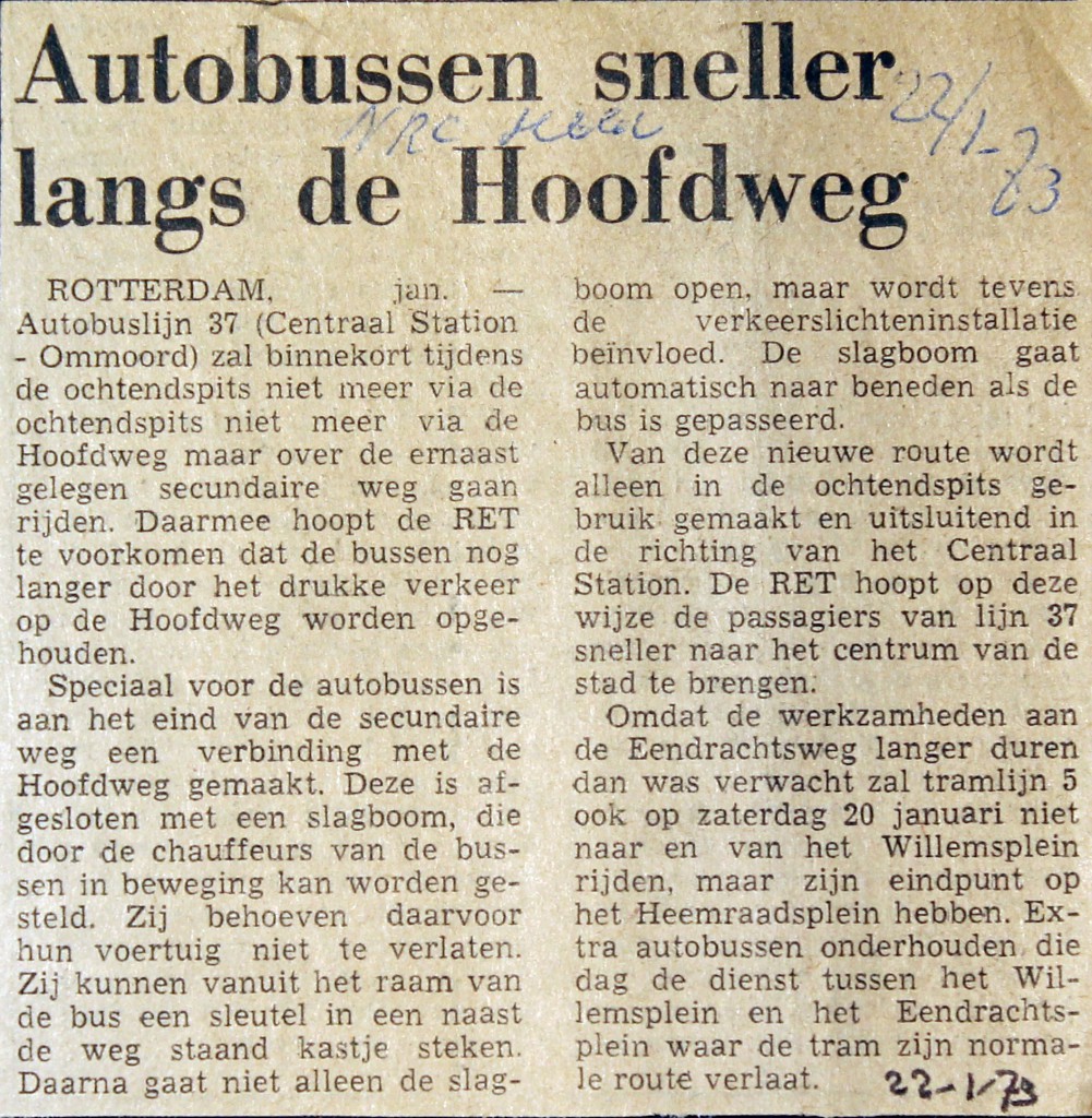 19730122 Bus langs Hoofdweg. (NRC)
