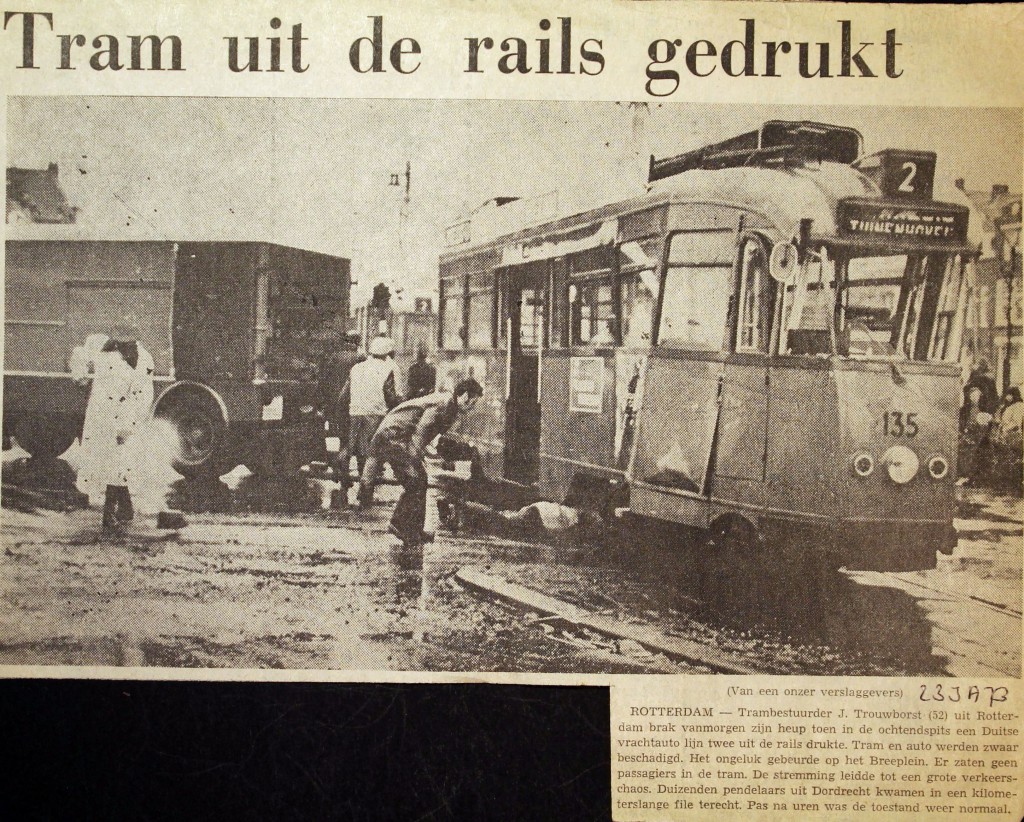 19730123 Tram uit de rails.