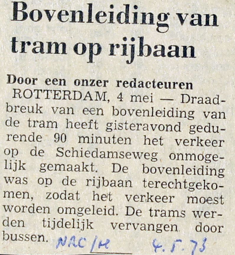 19730504 Bovenleiding op rijbaan. (NRC)