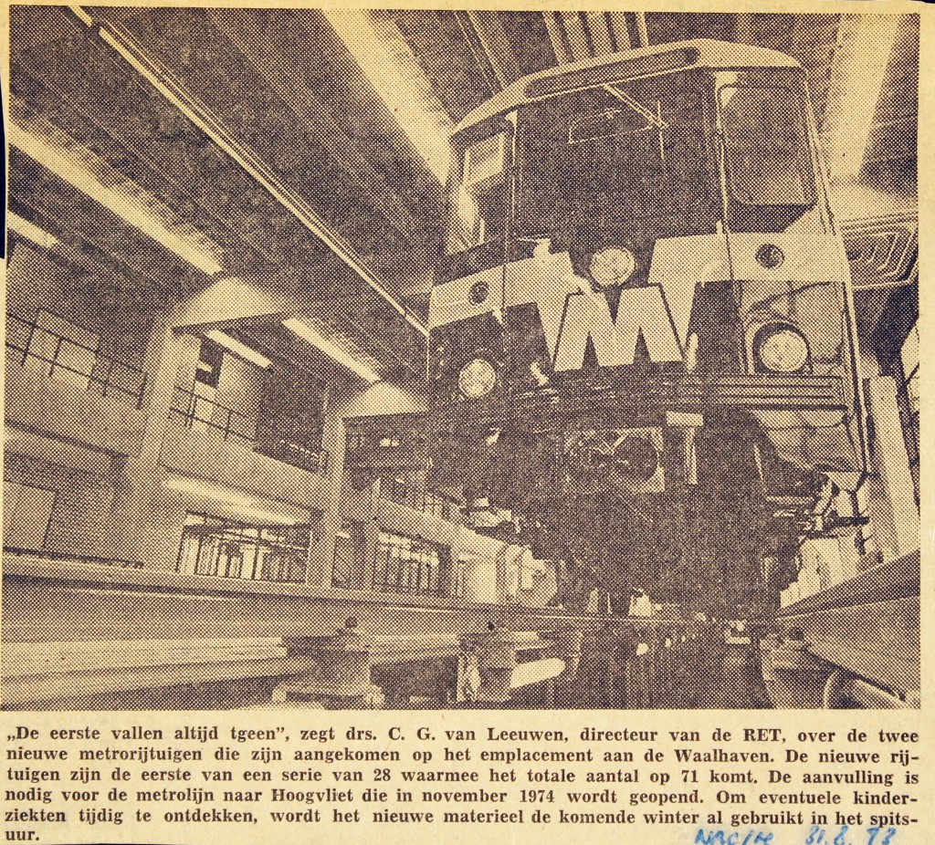 19730831 Twee nieuwe metrorijtuigen. (NRC)