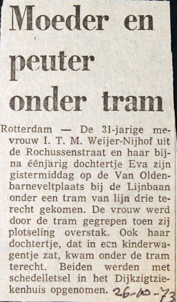 19731026 Moeder en kind onder tram.