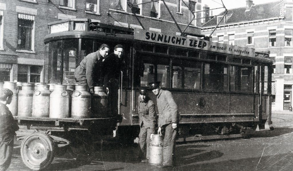 Motorrijtuig 187 haalt als gamellentram bij het abattoir in de Boezemstraat voedsel op, juni 1942 (ook de 179, 186 en 188 zijn voor dit doel ingezet).