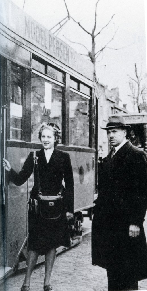 Met het vertrekken van veel mannelijke personeelsleden worden vrouwen als conductrice aangesteld. Rusthoflaan, lijn 15, 19-4-1943