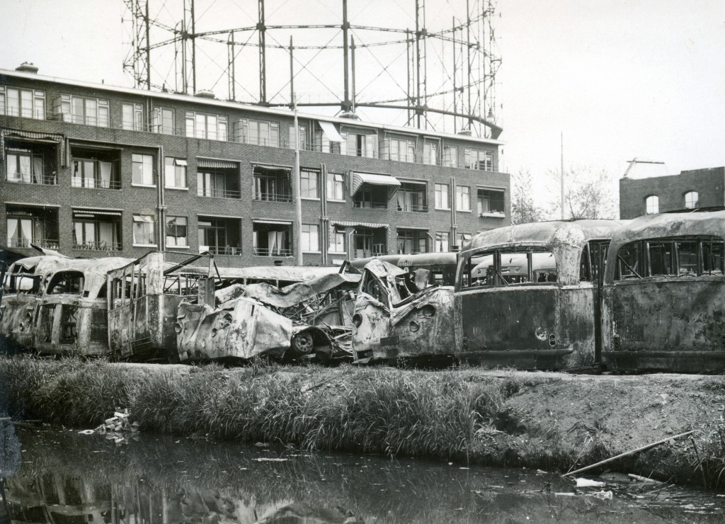 Schade aan de garage Lusthofstraat na het bombardement van 14-5-1940 (foto: Verz. B. Mees)