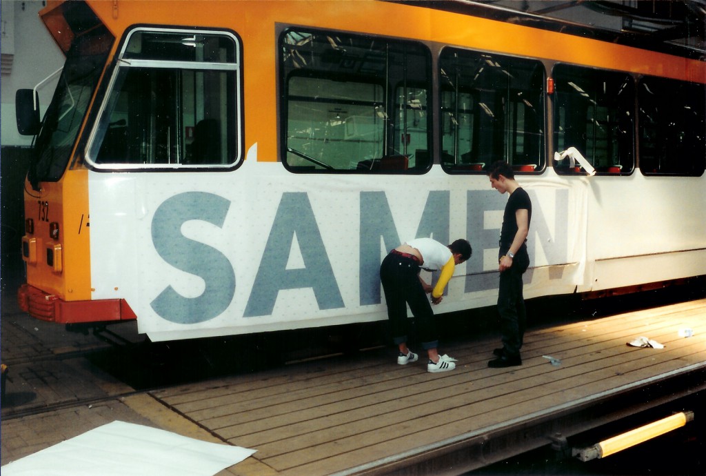 Motorrijtuig 732, reclametram, remise Hillegersberg, beplakken van de reclametram Samen instappen is goedkoper (foto: J. Havelaar)