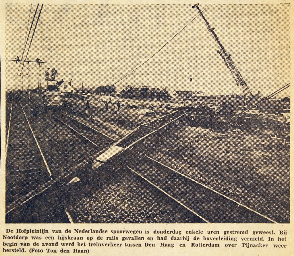 19750103 Hijskraan op Hofpleinrails. (NRC)