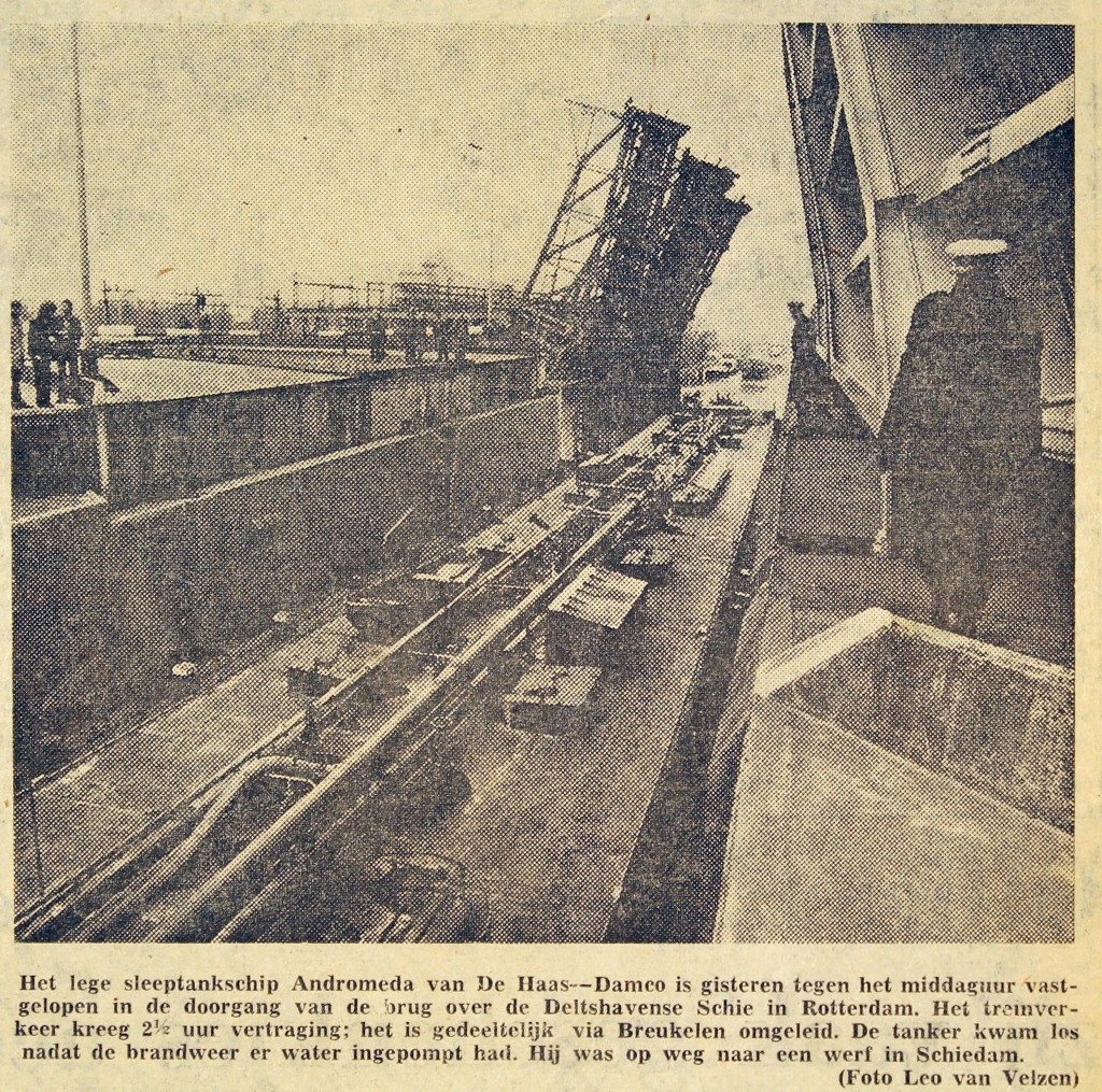 19760213 Spoorbrug aangevaren. (NRC)