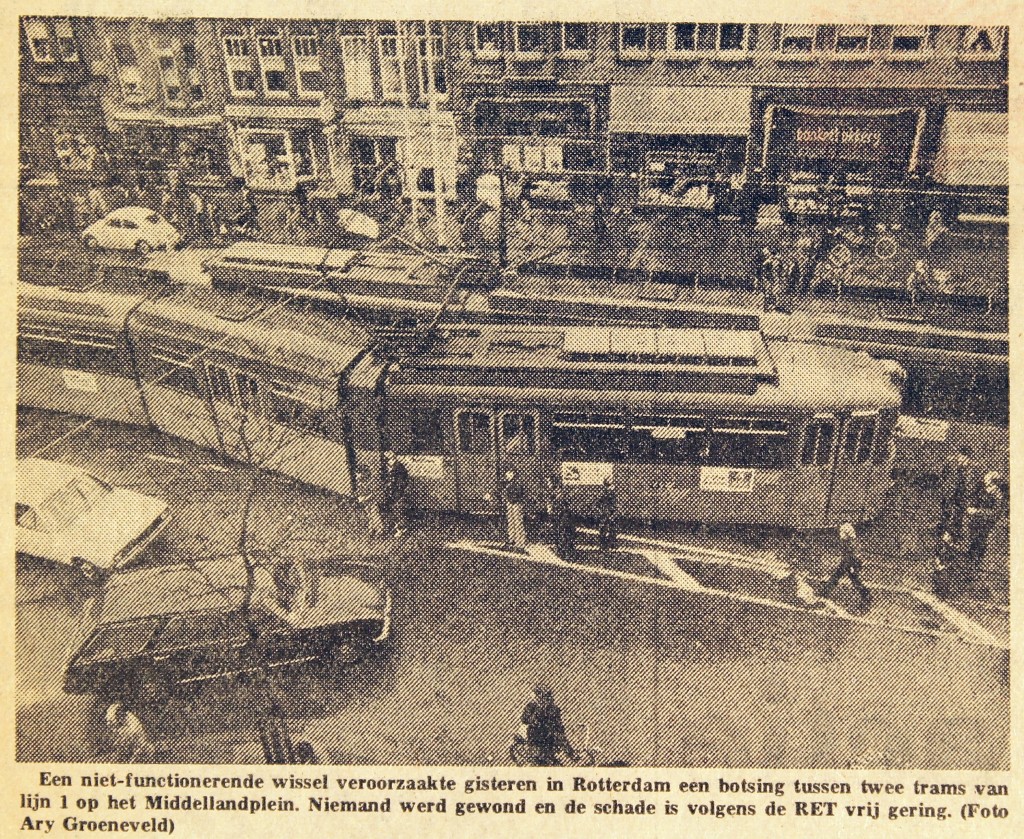 19770111 Uit de rails. (NRC)