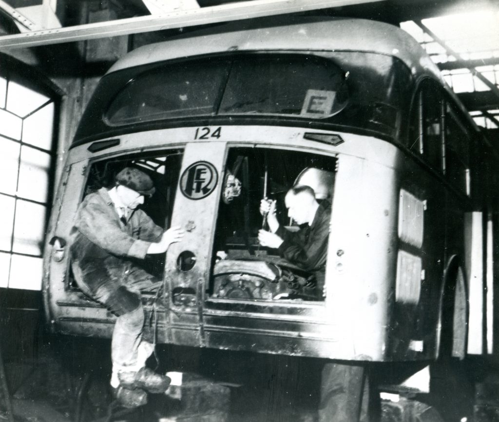 Kromhout autobus 124 wordt in de CW Isaäc Hubertstraat omgebouwd tot trolleybus, 5-2-1944 (repro: H. Kaper)