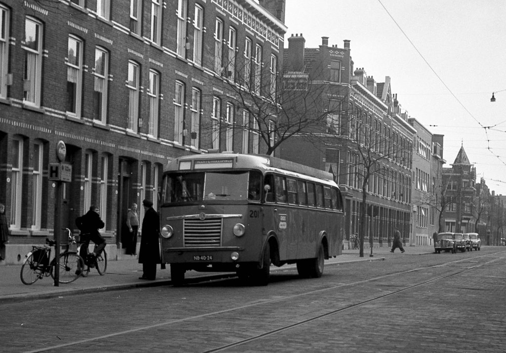 Bus 201, Saurer-Verheul,Gerrit Jan Mulderstraat ter vervanging van lijn 22 ivm stremming in de Statentunnel, 18-4-1958, tramhalte, (foto: J. Niehorster)
