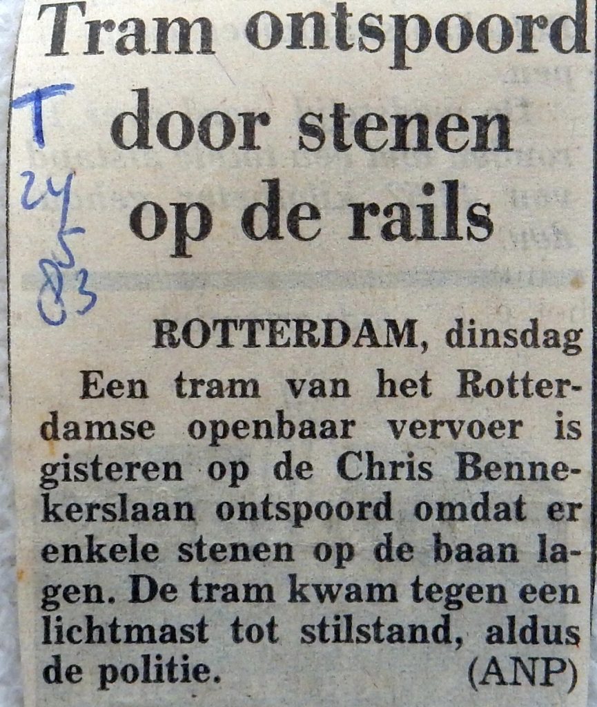19830524-tram-ontspoord-door-stenen-op-de-rails-teleg