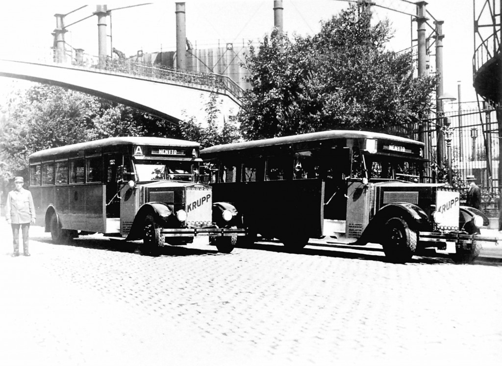 De Krupp-Werkspoor bussen 2 en 3 in de Lusthofstraat.